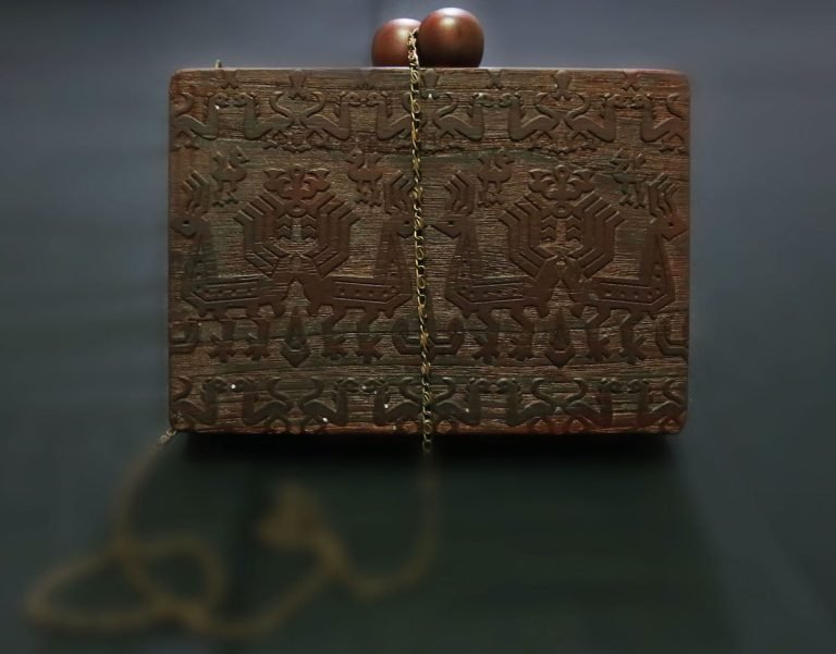 Clutch Kayu Motif Tenun Sumba